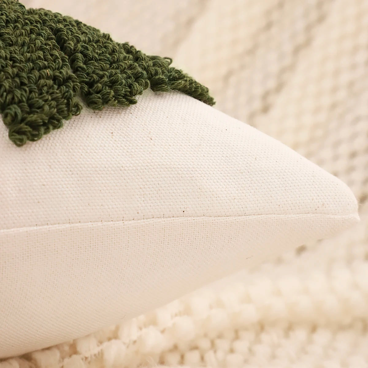 Housse de coussin brodée de Noël - Motif flocon de neige et renne touffetés