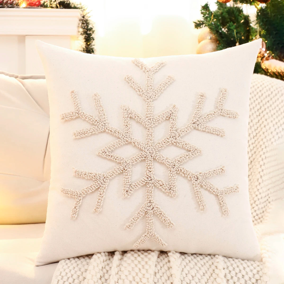 Housse de coussin brodée de Noël - Motif flocon de neige et renne touffetés